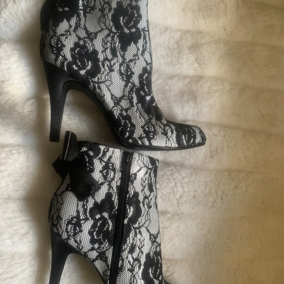 BOOTS MID CALF NEWPORT NEWS BLACK LACE ON WHIT BACKGROUND SIDE ZIP HEEL BOW 8.5 - Picture 1 of 9